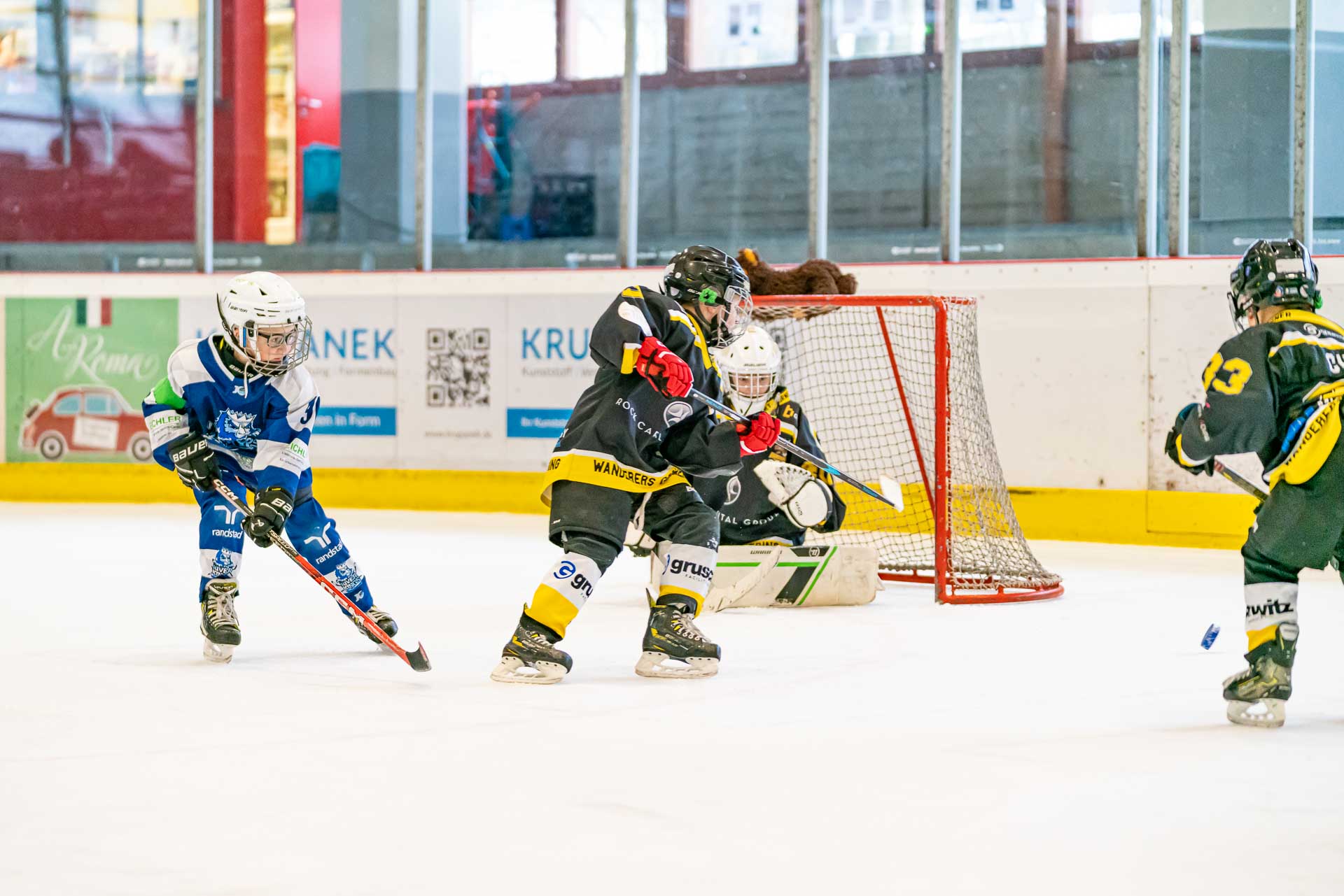 Kleine Kufenkracks wirbeln übers Eis